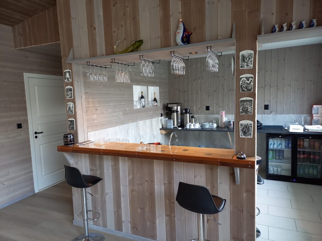 Resepsjonsbygg og bar